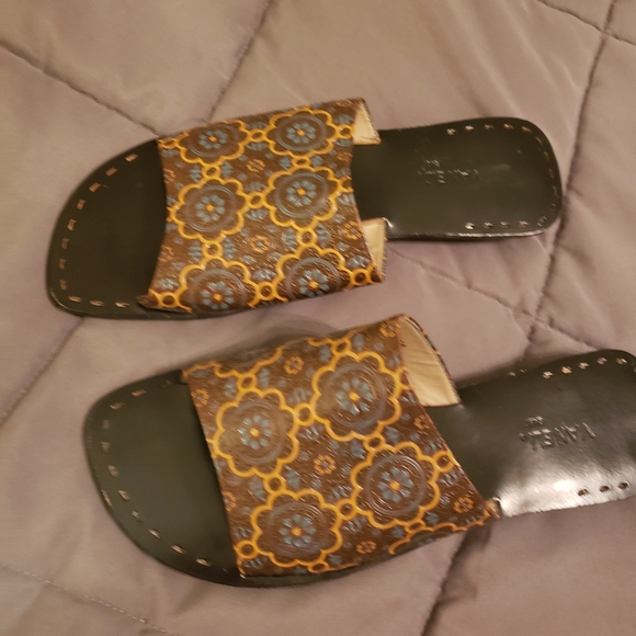 Sandals - Picture 3 of 10